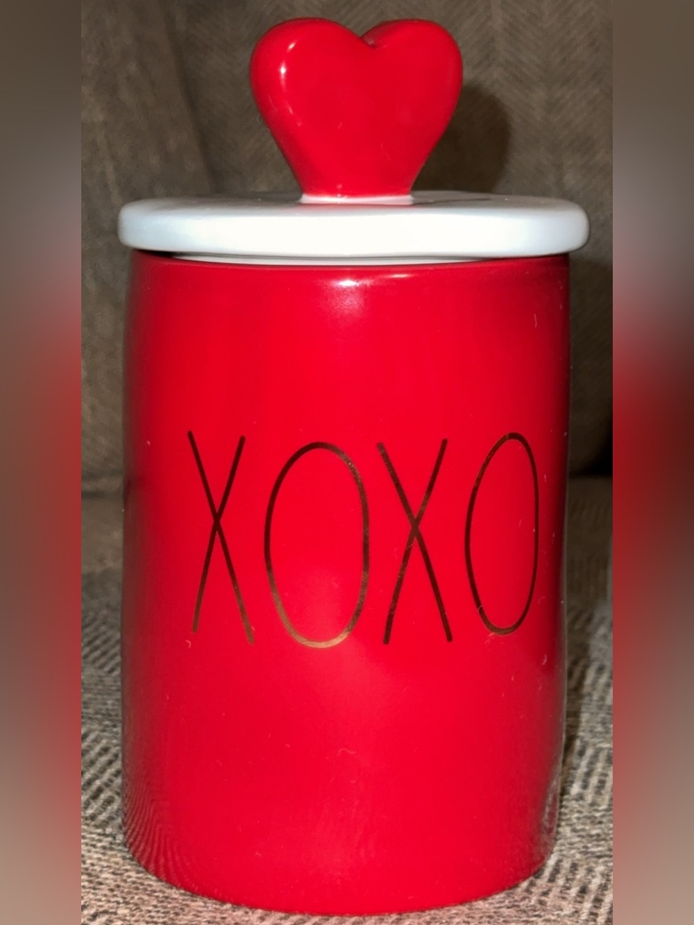 NWT RAE DUNN CERAMIC SCENTED CANDLE SWEET PEA 13.2oz RED/HEART SHAPE TOPPER XOXO